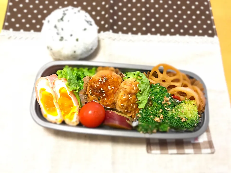 はんぺん＋鳥ひきつくね🐓
ハムエッグ🍳
ブロッコリー胡麻和え🌳
蓮根きんぴら🌶
さつまいも煮🍠
🍅🍙|あやこさん