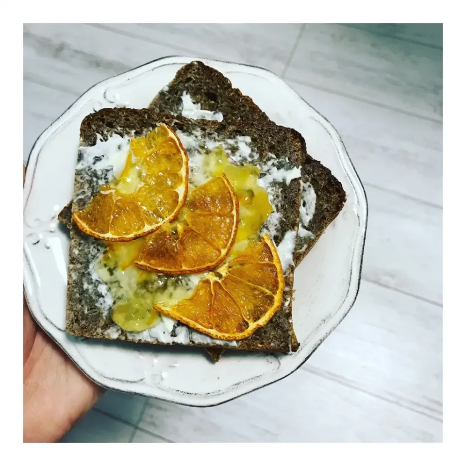 Easy breakfast at 7.04am …🍊|Laraさん