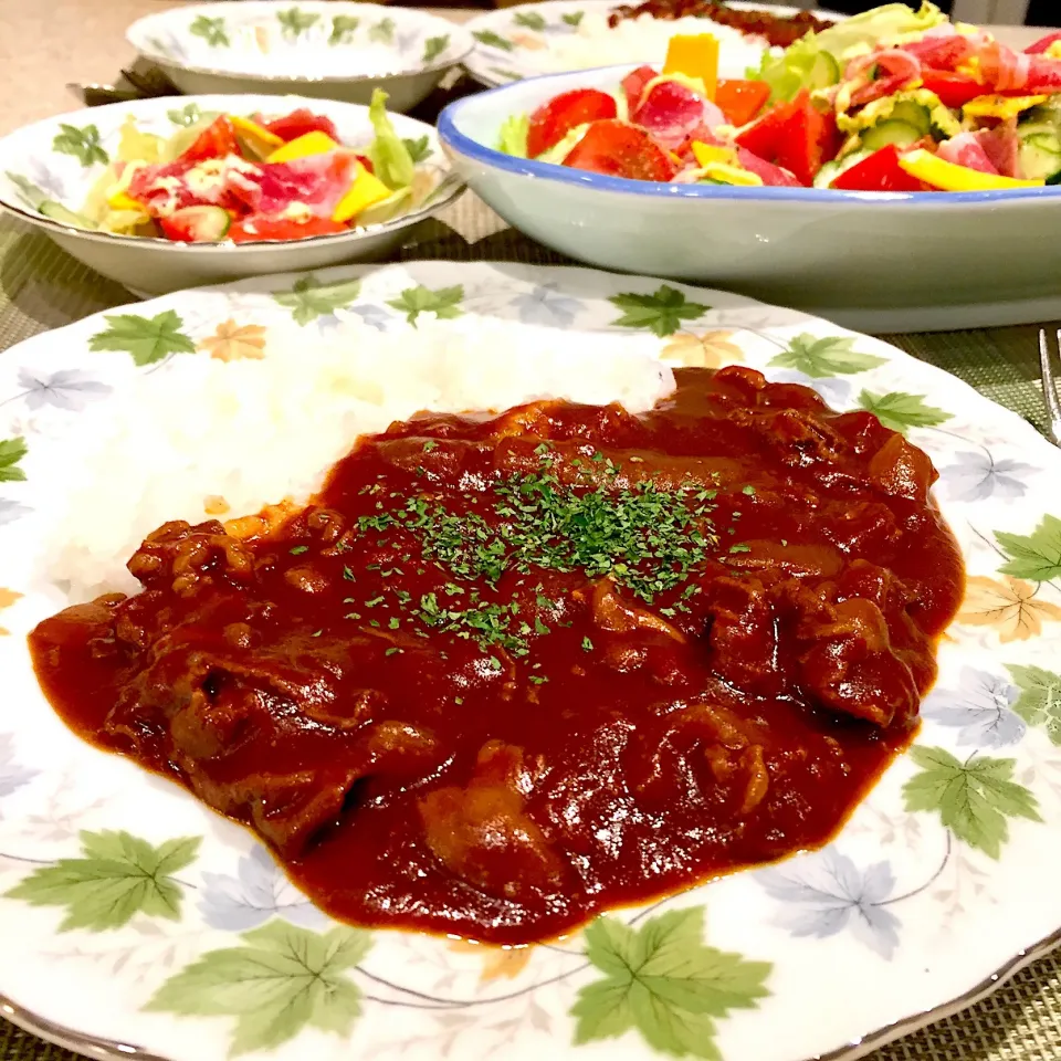 Snapdishの料理写真:トマト🍅缶でさっぱりハヤシライス&生ハムサラダ🥗|Mayumiさん