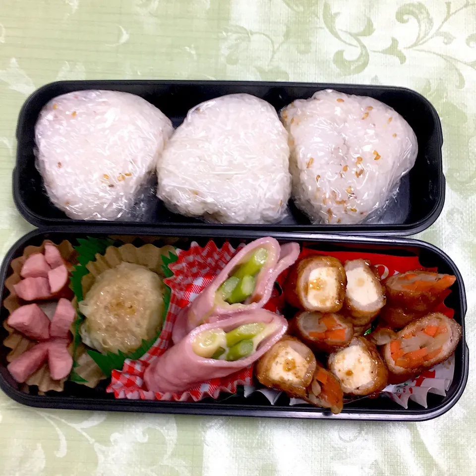 息子のお弁当 厚揚げの肉巻き 牛蒡と人参の肉巻き 肉団子 お花ウィンナー アスパラのハムチーズ巻き おにぎり|keitakumamaさん