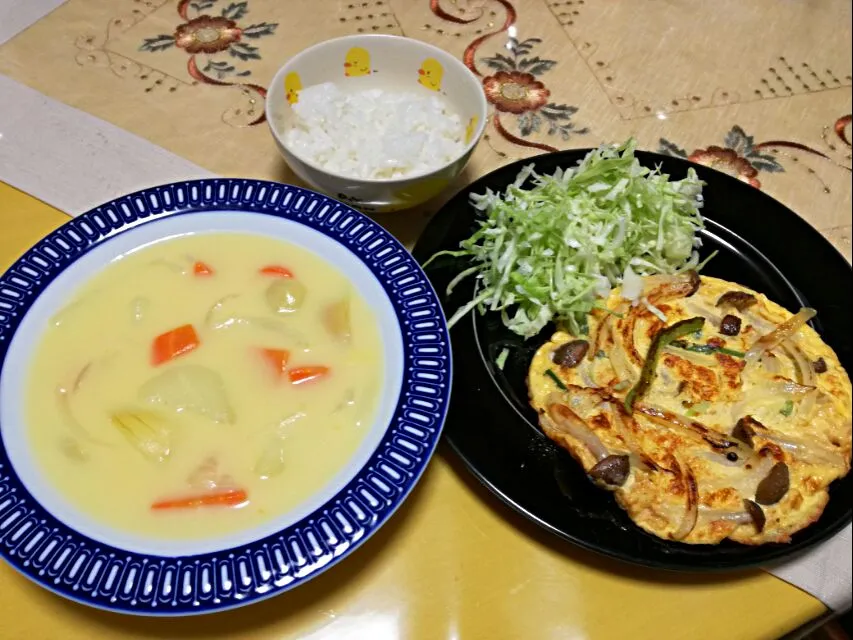 Snapdishの料理写真:寒い日の晩ごはんに
クリームシチュー＆オムレツ🐣
今日も菜食です😋🍴|korinoさん