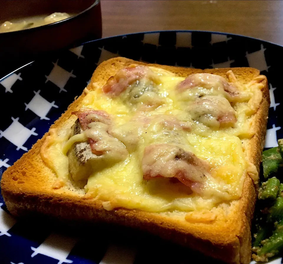 単身赴任の朝ごはん☀️🌅                              バナナ🍌とベーコン🥓のピザトースト🍕🍞 モロッコインゲンの胡麻和え キャベツと玉ねぎの味噌汁 #ピザトースト #単身赴任飯 #バナナ|ぽんたさん