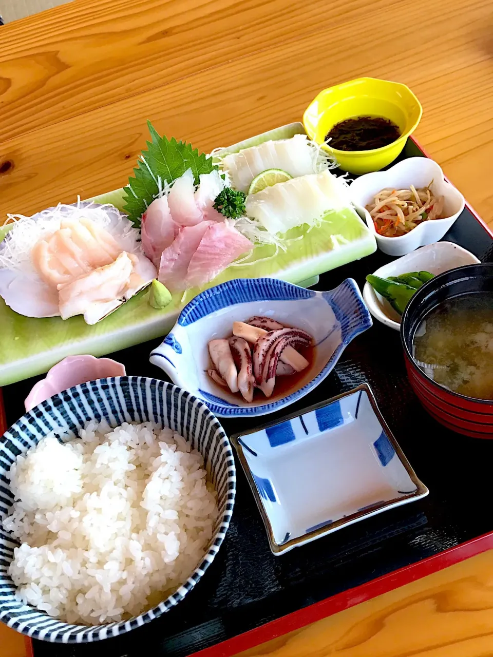 おさかな海岸定食
ホタテ、メバル、イカ刺身、もずく、などなど、リーズナブルで美味しい#安い #定食 #刺身#メバル#美味しい|901さん