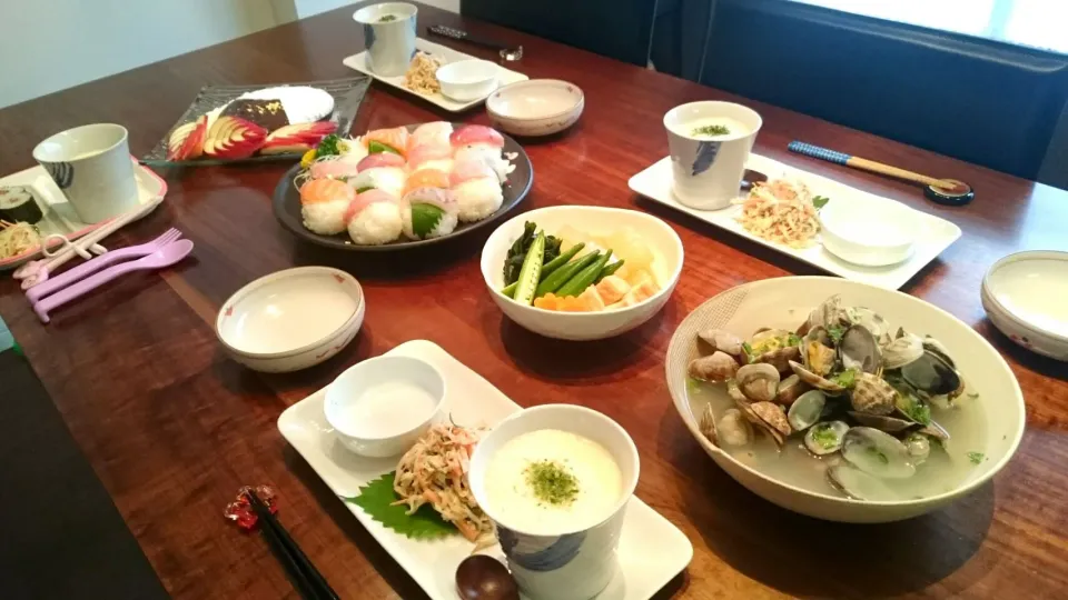 パーティー料理(茶碗蒸し，手まり寿司，春雨サラダ，野菜の炊き合わせ，アサリの酒蒸し，ガトーショコラ)|ナミさん