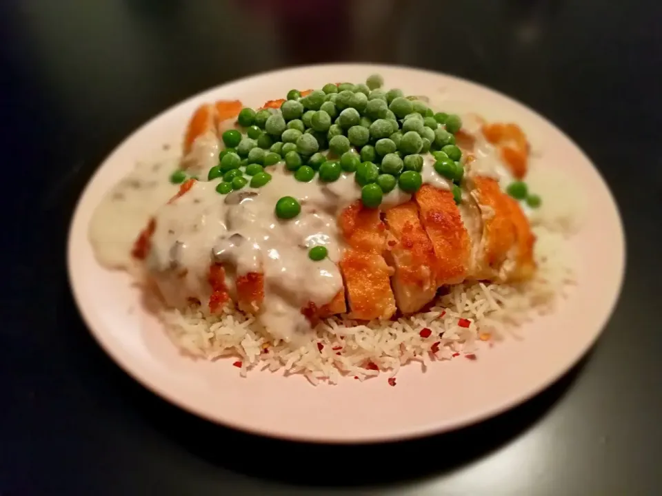 Pan fried chicken w cream of mushroom sauce, served over rice, with frozen peas. That's how my girls like it.|Alonsealさん