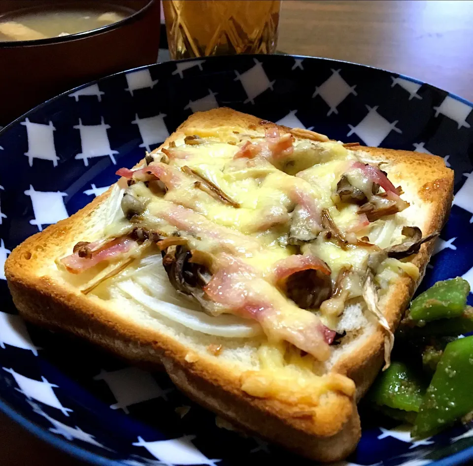 単身赴任の朝ごはん☀️✨
キノコ🍄とベーコン🥓のピザトースト🍕🍞
モロッコインゲンの胡麻和え
キノコ🍄汁
#ピザトースト #きのこ汁#単身赴任飯|ぽんたさん