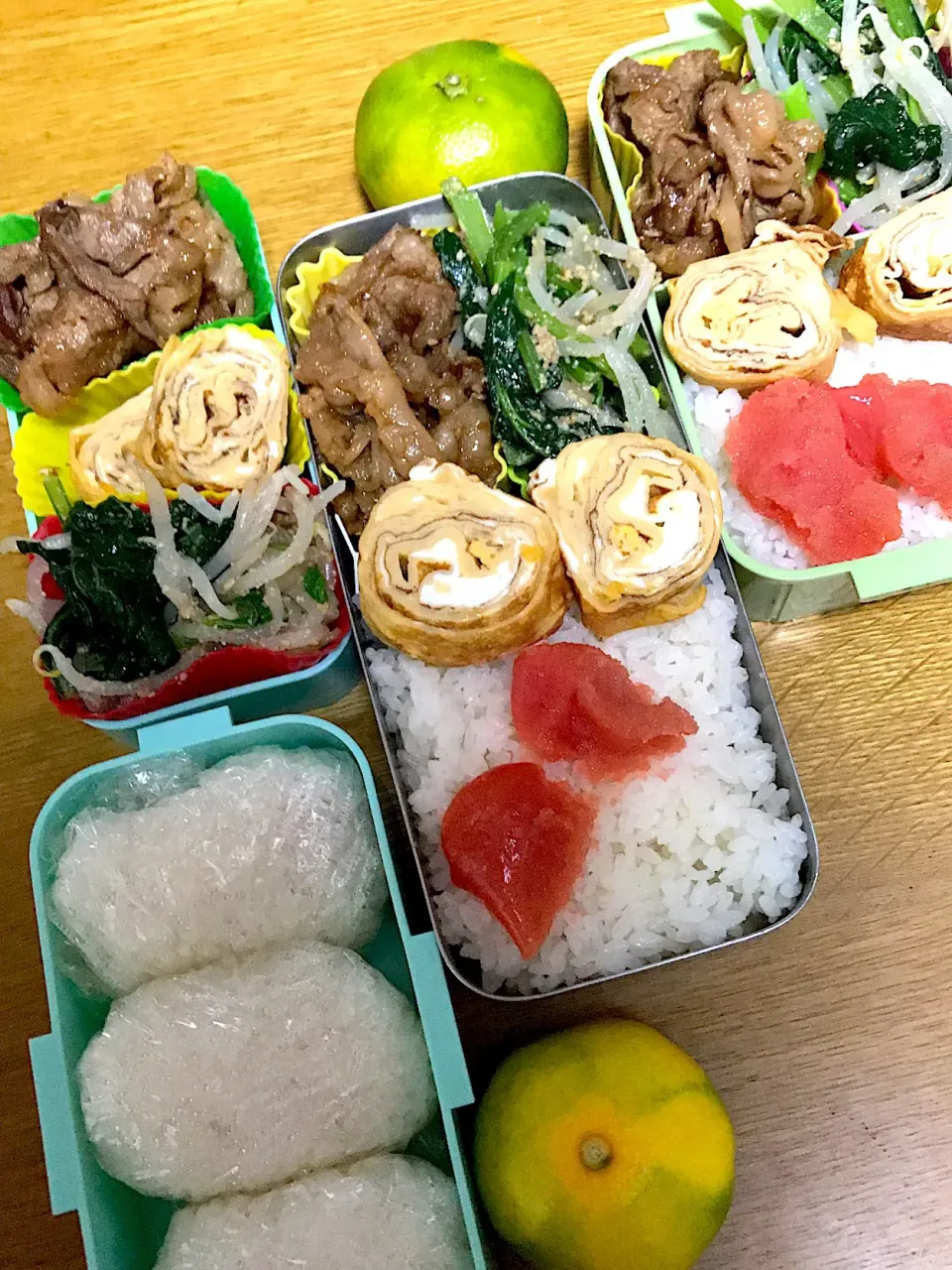 Snapdishの料理写真:焼肉弁当。パパ仕事弁、娘ミニバス弁、ママ応援弁。|めぐりんさん