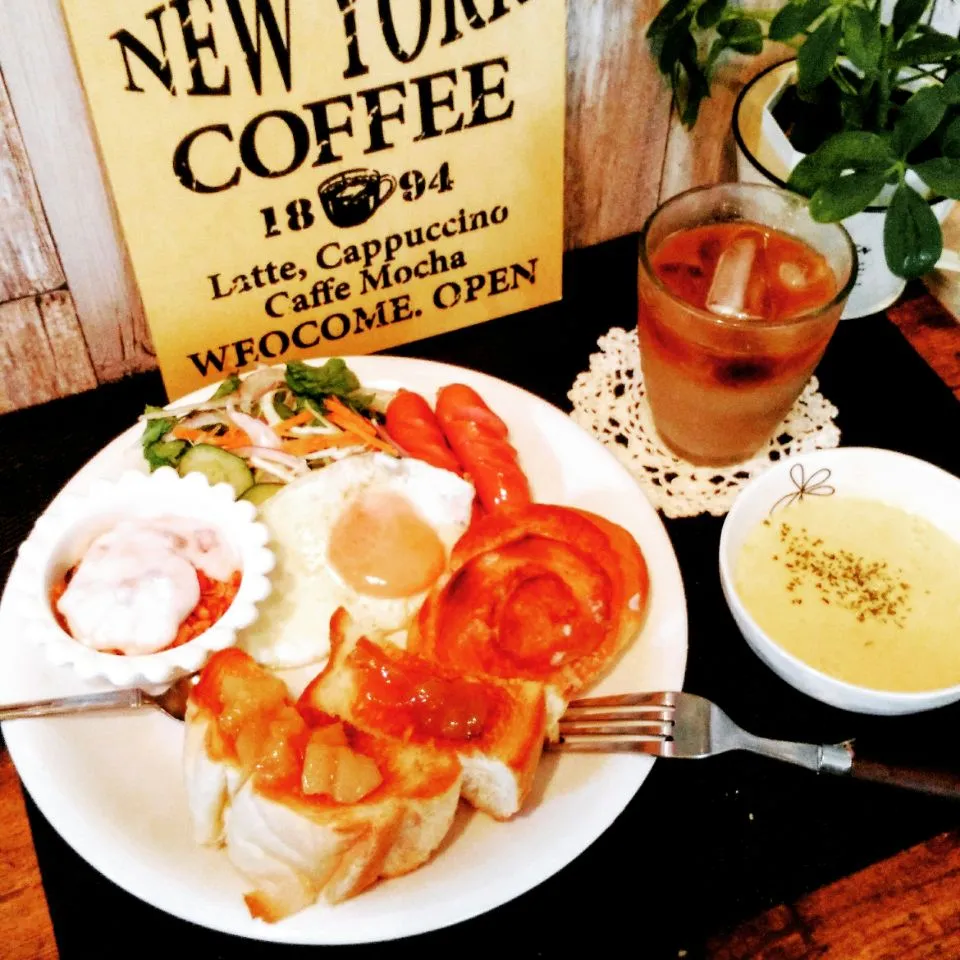 今日の朝ごパン！
昨日、焼いたシナモンロールと食パンに自家製ももジャムと無花果ジャムのせにしてみました！
幸せな時間です！(๑´ڡ`๑)(๑´ڡ`๑)(๑´ڡ`๑)
 #自家製ジャム
 #シナモンロール
 #幸せ時間|しえりママさん