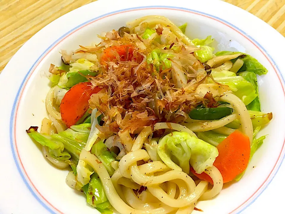 残り野菜で焼うどん✨
再投稿🙌|くっきいさん