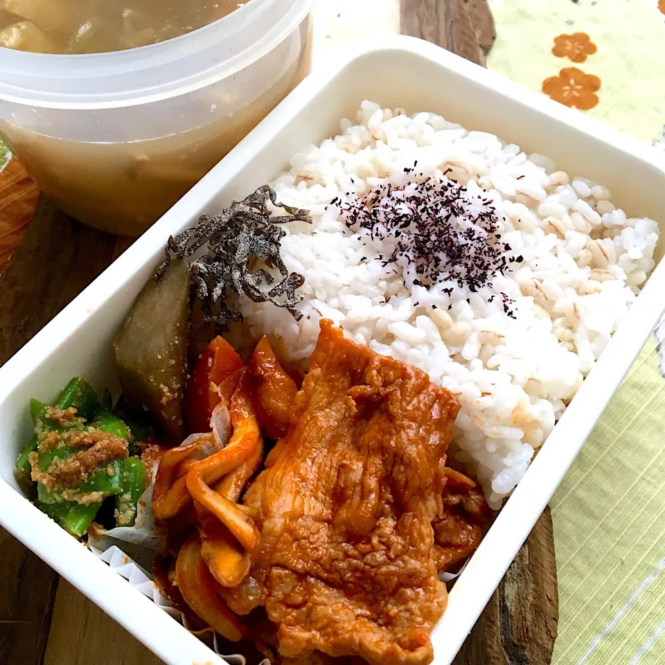 単身赴任の昼ごはん☀️🌅
お弁当🍱
豚🐷と舞茸のケチャップ炒め
ゴボウと人参の🥕煮物
モロッコインゲンの胡麻和え
きのこ汁🍄
もち麦ごはん🍚  ゆかり 塩昆布|ぽんたさん