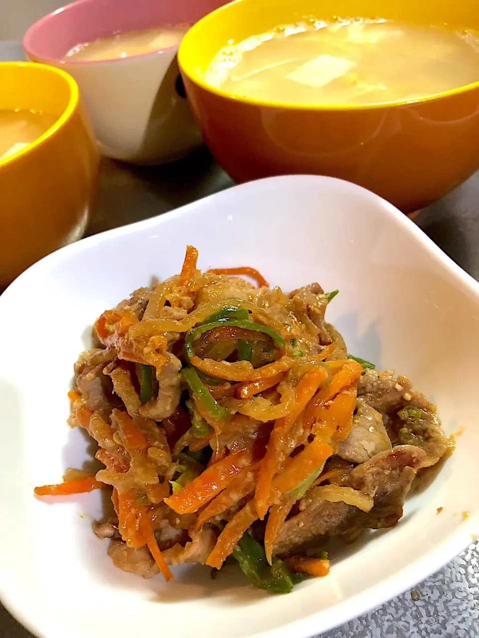 豚肉と野菜の味噌生姜焼きと卵と豆腐スープ。|たびもかさん