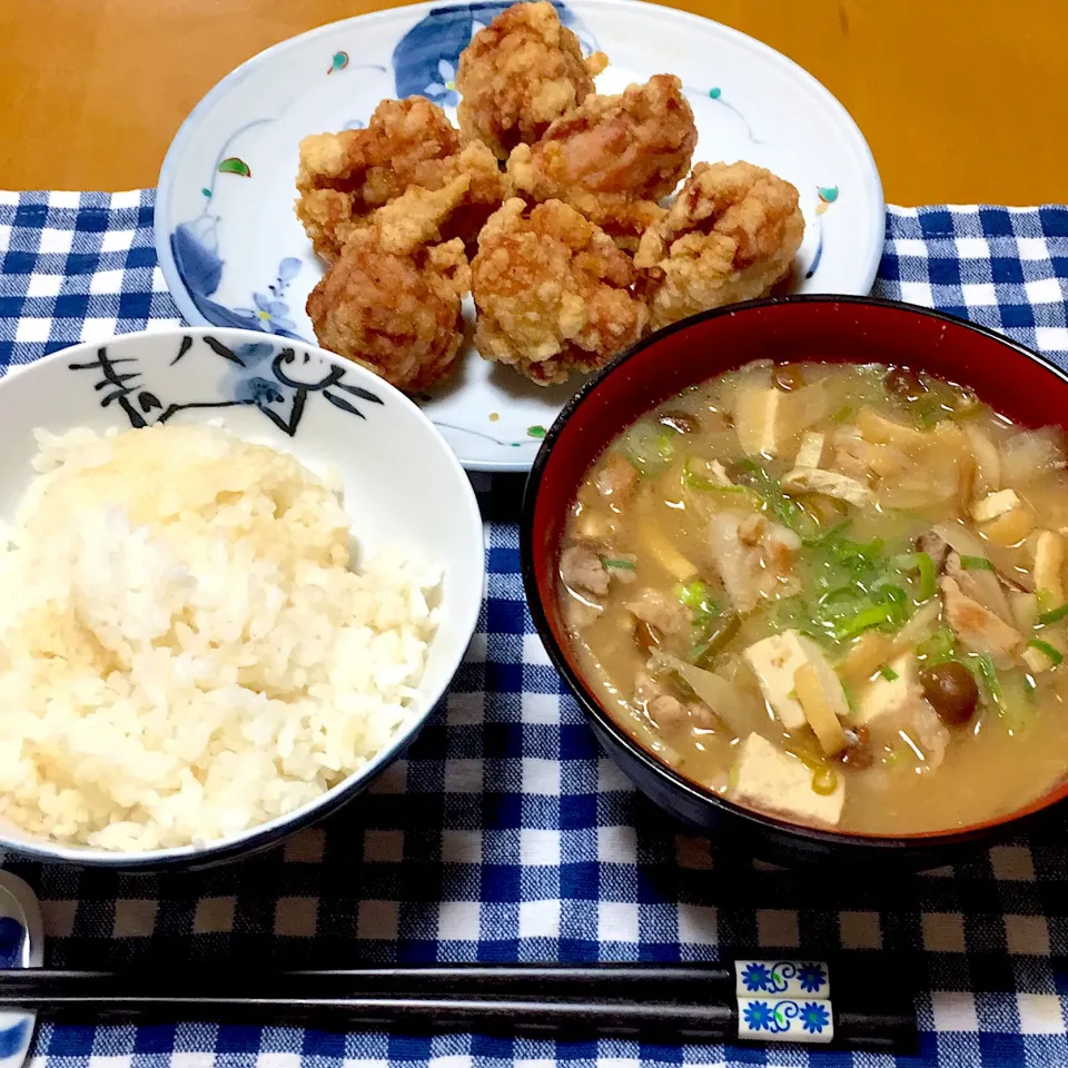 具沢山な豚汁😊豚肉、豆腐、なめこ、ごぼう、油揚げ、ネギ入り。|amikaさん