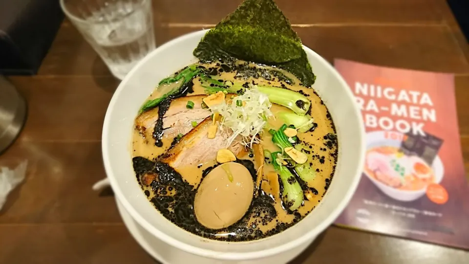 Snapdishの料理写真:奥右衛門 白湯スープ漆黒白湯麺|ミナミ ヒロヤさん