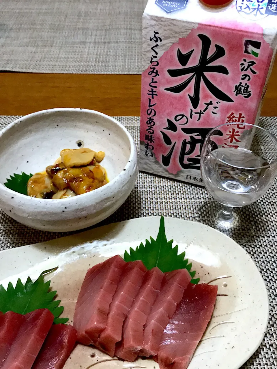 Snapdishの料理写真:今夜のお酒のアテは大間のマグロと佐井村のホヤ😊|AKKOさん