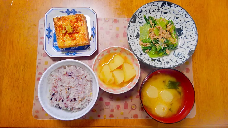 Snapdishの料理写真:９月１０日　ツナと小松菜のにんにく蒸し　じゃがいもの白煮　厚揚げ　お麩のお味噌汁|いもこ。さん