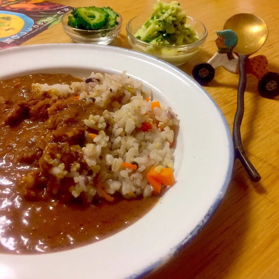 カレーとキヌア雑穀もち麦ごはん、きゅうりのライタ、ゴーヤピクルス🍃HENDRIX Chicken Curry|angiee♡さん