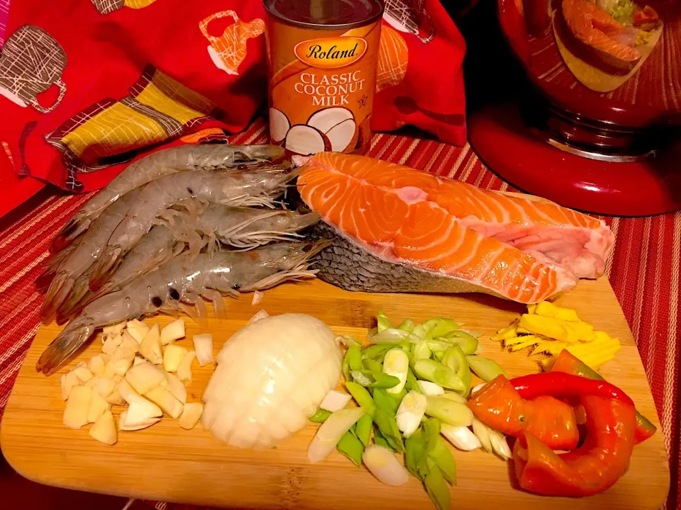 Making Coconut Salmon & Prawns Curry🍲#curry #salmon #prawns #coconutmilk|🌺IAnneさん