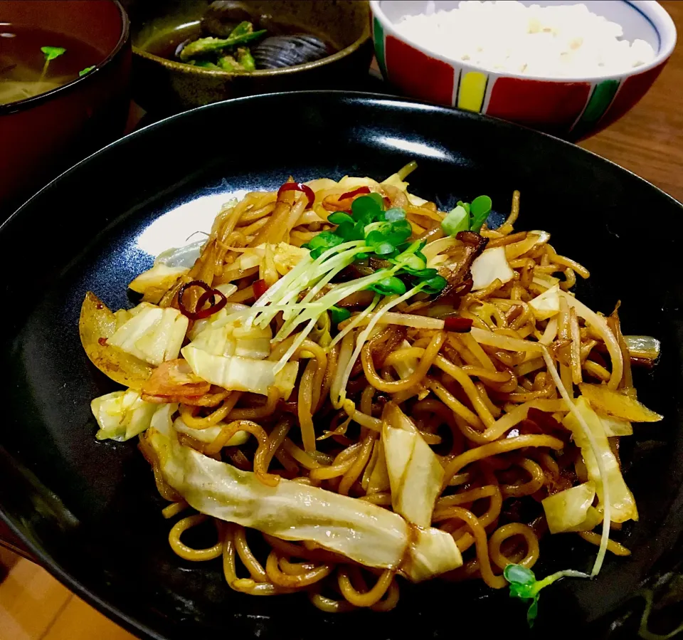 単身赴任の晩ごはん🌙🌠
カレーウスターソース焼きそば
茄子とモロッコインゲンの煮物
もやしとワカメのスープ
もち麦ごはん🍚|ぽんたさん