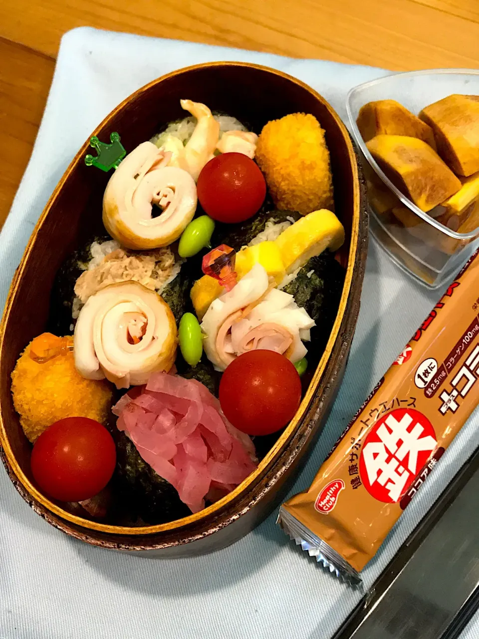 パパたろ弁当🍱

ぱっかんおむすび🍙
    海老マヨきゅうり
    卵焼き
    梅かつおたくあん
    ツナマヨおかか
コロッケ
ハムとちくわのくるくると枝豆
ミニトマト

柿|ひななぎさん