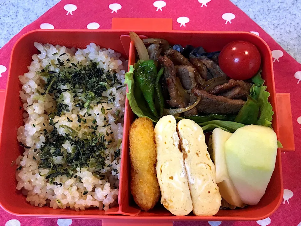 Snapdishの料理写真:♫今日のお弁当♫〜焼肉、だし巻き卵、明太マヨポテト、トマト、りんご〜|Satokoさん