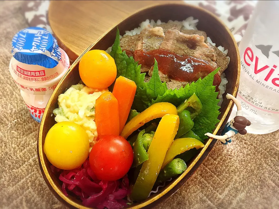 Snapdishの料理写真:ステーキ重&インゲンとパプリカのスパイス炒め&ポテトサラダ&人参グラッセ🥕&赤キャベツのマリネ&プチトマト🍅のダーリンお弁当♪

#弁当 #フチ子 #ステーキ弁当 #半分は野菜|桃実さん