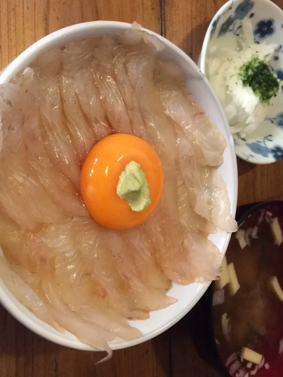 Snapdishの料理写真:【陸奥湊 みなと食堂】平目の漬け丼|ひよこさん