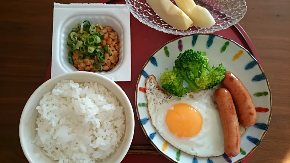 朝ご飯🍚納豆、目玉焼き、ウインナー、ブロッコリー、林檎|アンジェさん