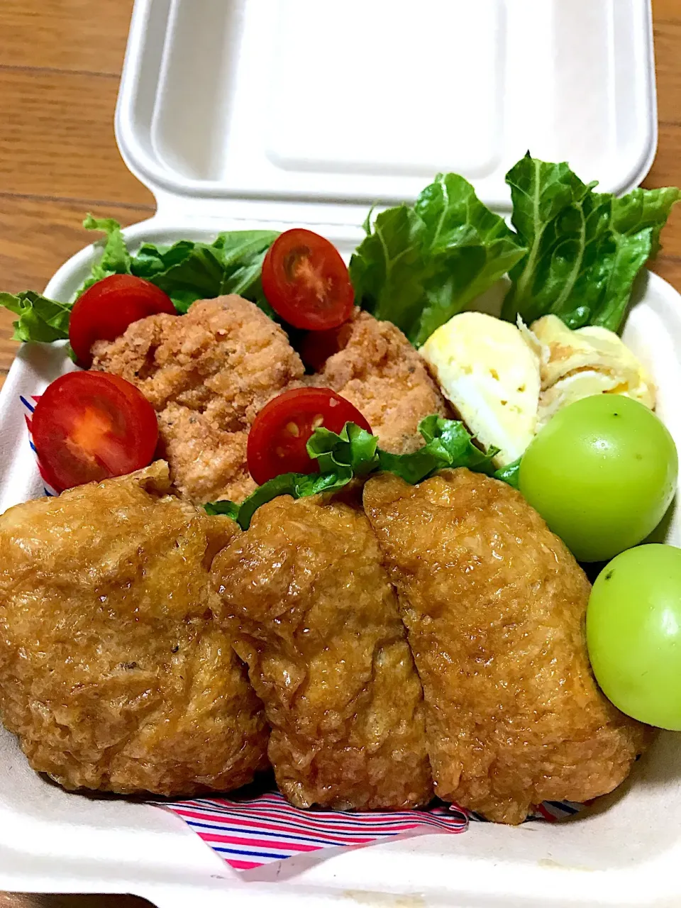 遠足のお弁当（お稲荷さん、鶏の唐揚げ、甘い卵焼き）|うさぱんださん