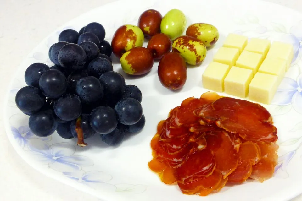 lunch - jamon/Gouda/dates/grapes|steven z.y.さん