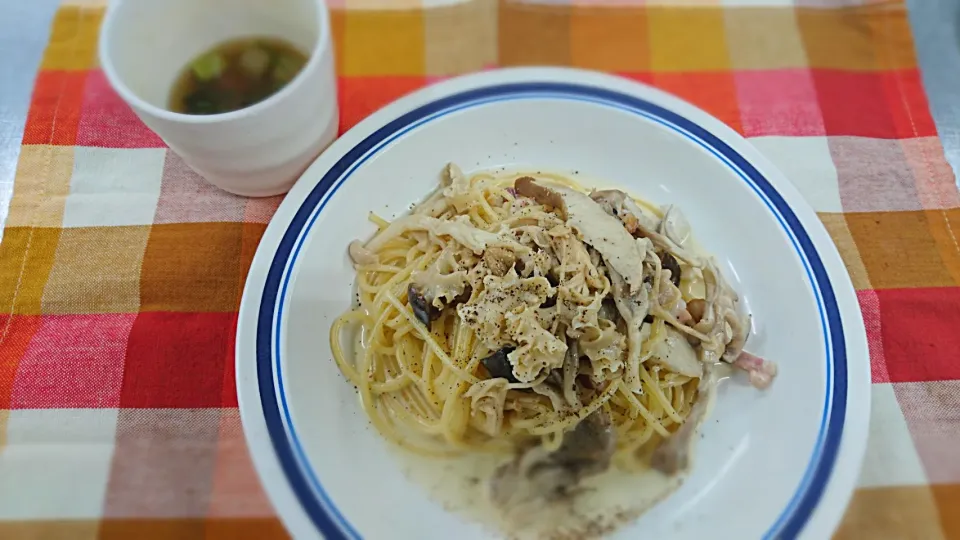 Snapdishの料理写真:茸とベーコンのクリームパスタ
京赤地鶏のコンソメ付|よっしー(=^ェ^=)さん