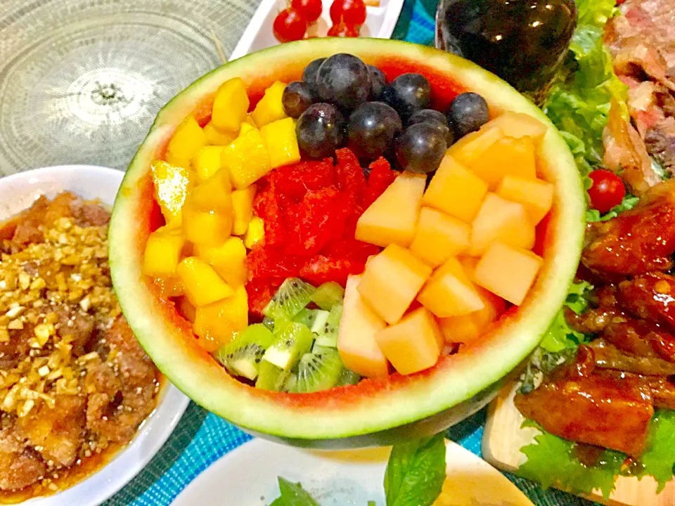 Tropical fruit punch in watermelon bowl|Mio Hayakawaさん