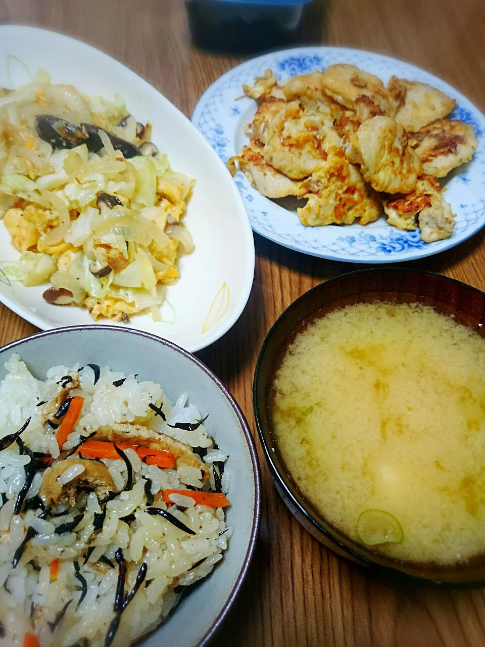 ・鶏胸肉の梅肉ピカタ
・キャベツと卵の中華風炒め
・豆腐の味噌汁
・ひじきご飯|ようかんさん