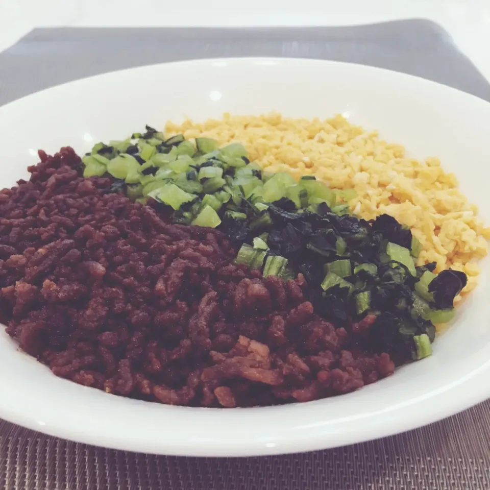 母の牛肉甘辛煮レシピで三色丼|ケイさん