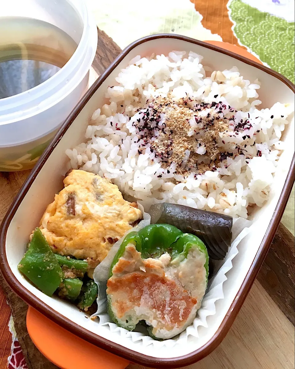 単身赴任の昼ごはん☀️🍴
お弁当🍱
ピーマン肉詰め
ブラウンえのき入卵焼き
茄子🍆煮物
モロッコインゲン胡麻和え
もやしとワカメのスープ
もち麦ごはん ゆかり すりゴマ|ぽんたさん