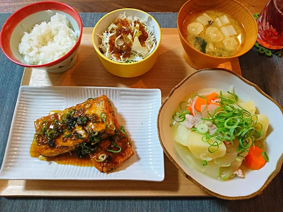 豆腐ステーキ、塩肉じゃが、サラダ、味噌汁|おむすびさん