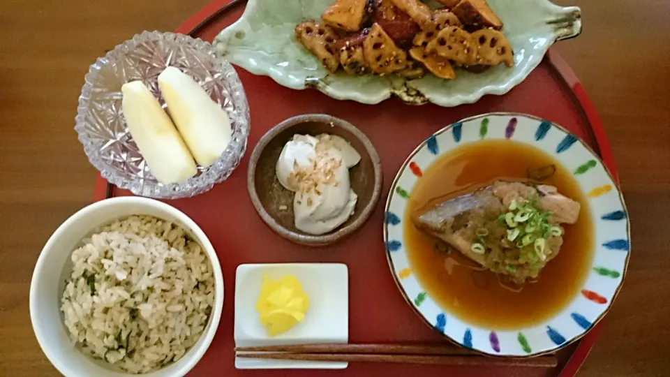 夜ご飯🍚大根の葉混ぜご飯、鰤おろし煮、薩摩芋蓮根甘酢炒め、黒大豆豆腐、沢庵、りんご|アンジェさん