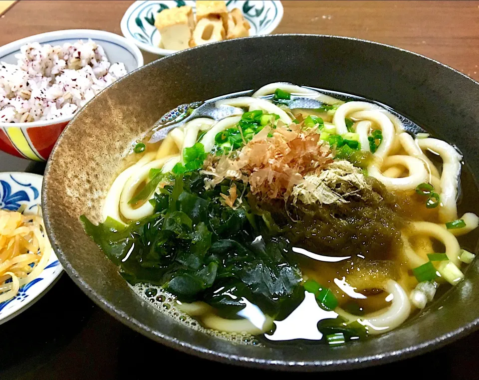 単身赴任の晩ごはん🎑🌙
とろろ昆布とワカメうどん
ゆかり黒胡椒ごはん🍚
厚揚げと竹輪の煮物
もやしのピリ辛ナムル|ぽんたさん