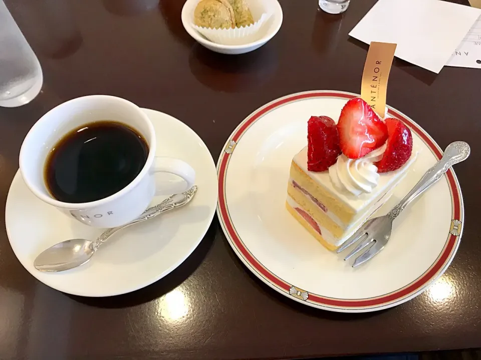 アンテノールでイチゴのショートケーキ！|まつさん