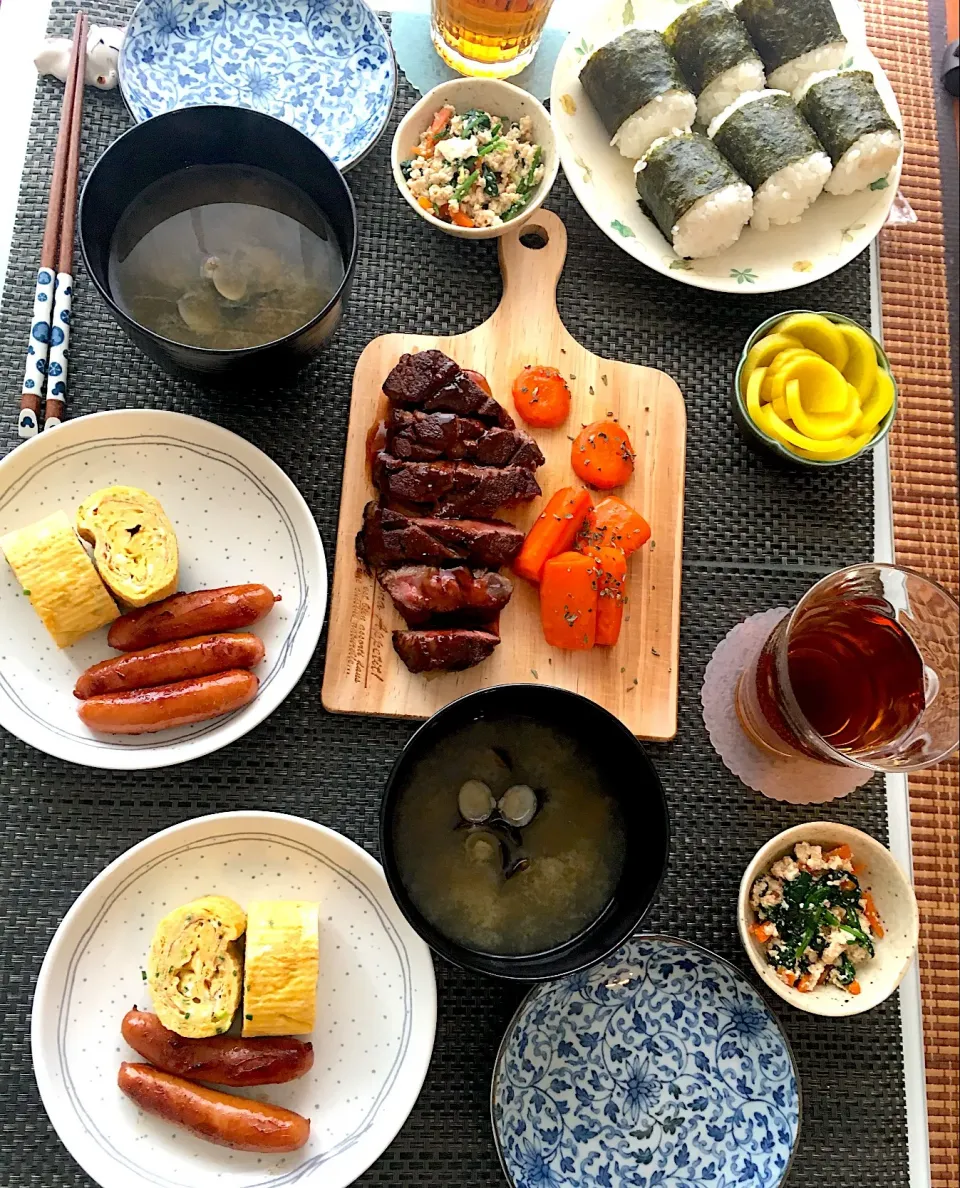 おにぎり定食にどかーんとステーキでハイカロリーなお家ごはん🍚🏠😋|らいとさん