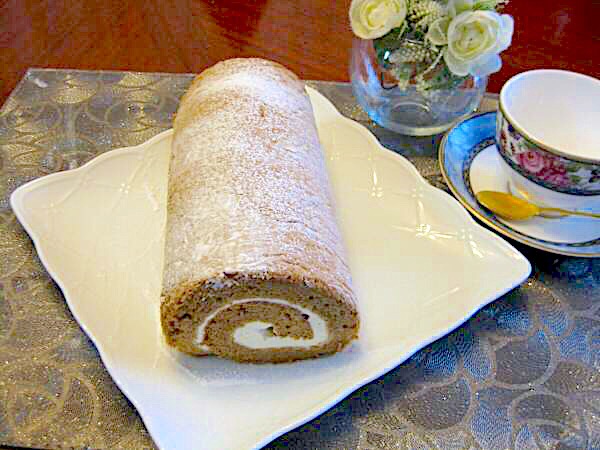 ふわふわモカロールケーキ モカロールケーキモカロールケーキ卵グラニュー糖小麦粉インスタントコーヒーインスタントコーヒー珈琲バター無塩バター牛乳クリーム生クリームバニラバニラエッセンスシロップキルシュなんちゃってパティシエパティシエお なんちゃって