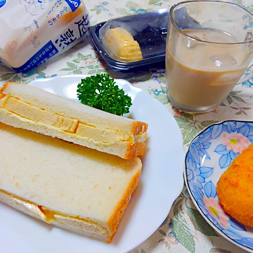 超熟パンでだし巻きサンド＆コーンクリームコロッケ＆カフェオレ|うたかた。さん