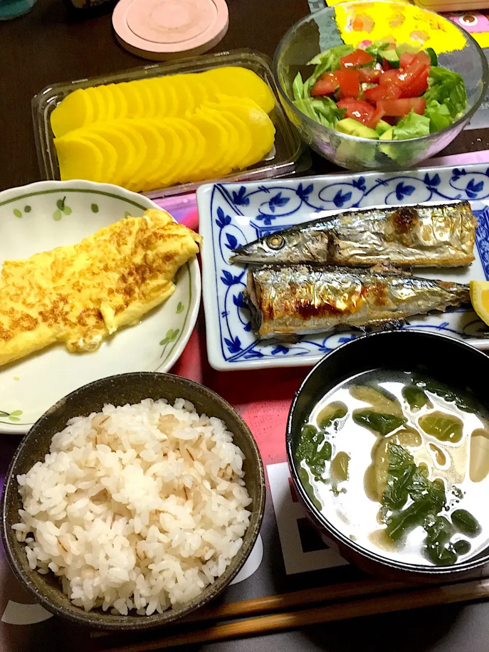 新物！生秋刀魚塩焼き、プレーンオムレツ、コブサラダ風の生野菜、沢庵、味噌汁(白菜、油揚げ、豆腐)(*^ω^*)|ライムさん