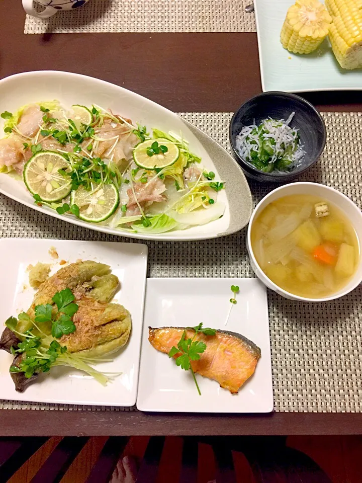 白菜と豚バラのレンジ蒸し。鮭の味噌漬け焼き。キュウリとシラスの酢の物。野菜スープ。焼きなす。|りょうさん