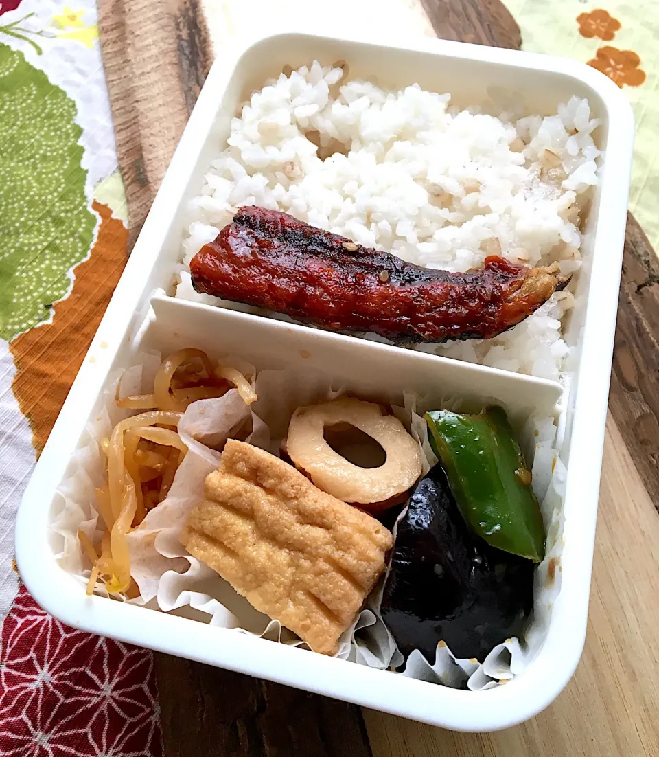 単身赴任の昼ごはん☀️✨
お弁当🍱
さんまのみりん干し  鰻だったらいいのにな٩( ᐛ )و
なべしぎ🍆
厚揚げと竹輪の煮物
もやしのピリ辛ナムル
もち麦ごはん🍚 塩昆布|ぽんたさん