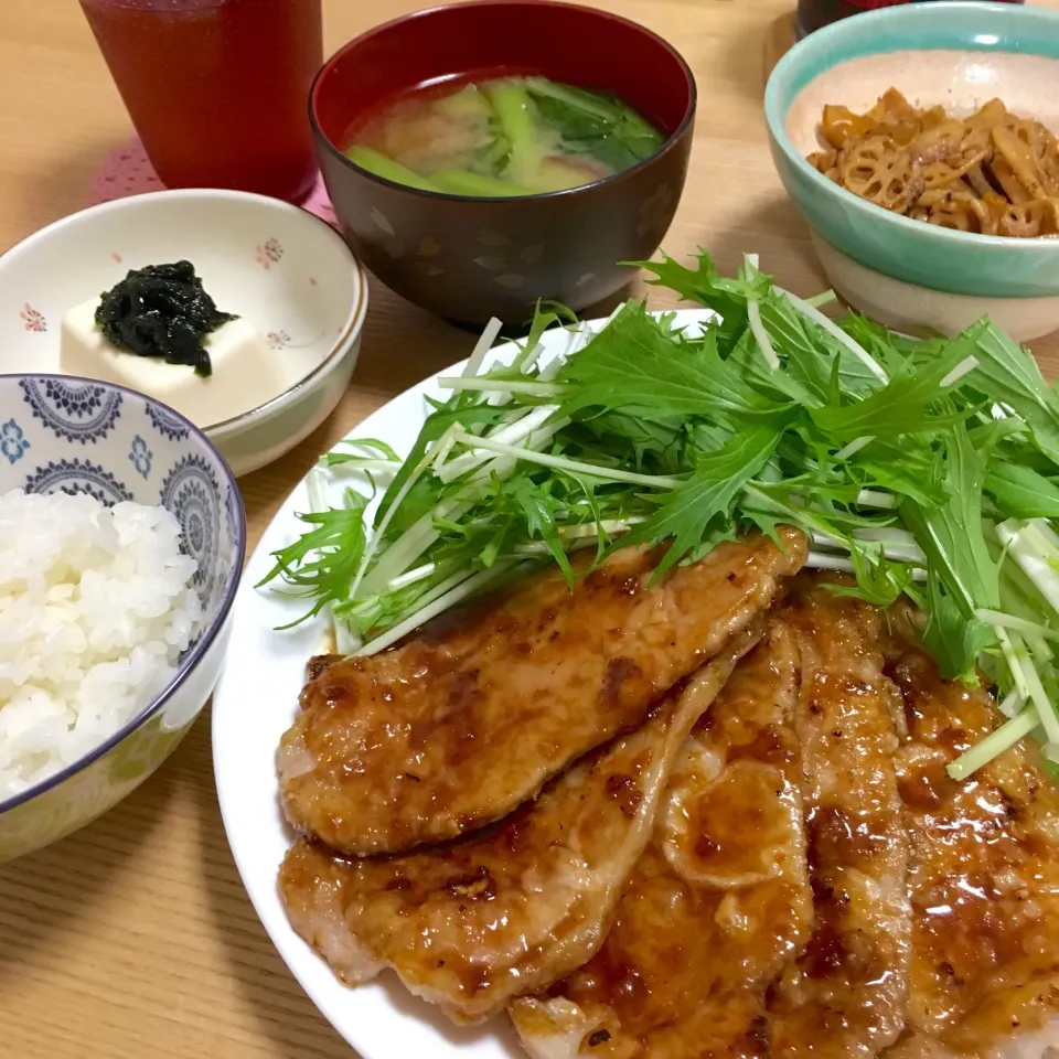 豚の生姜焼き🐽、冷奴青海苔乗せ、蓮根のきんぴら、小松菜とサツマイモの味噌汁|Kirarihahaさん