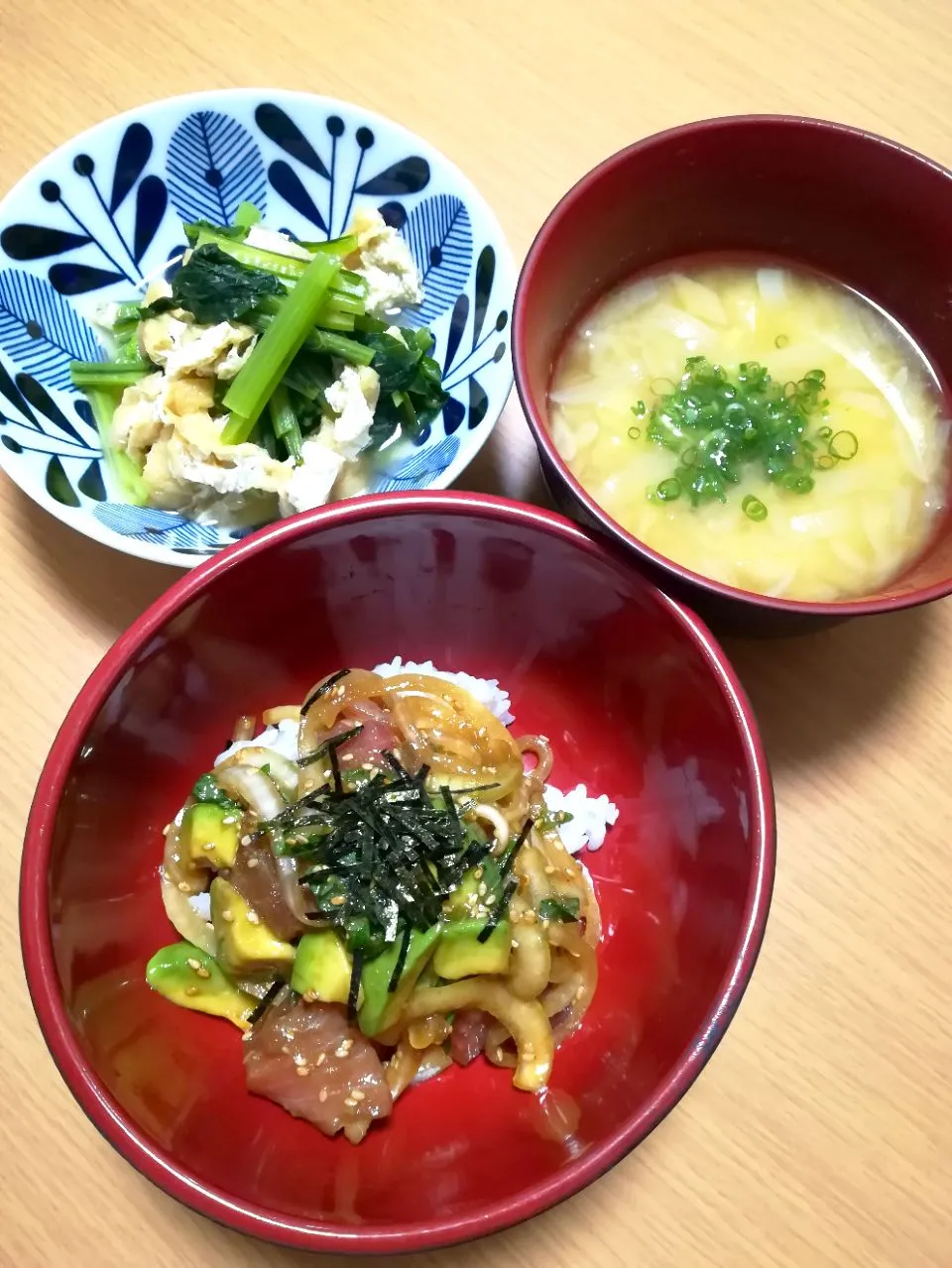 Snapdishの料理写真:Dinner  #Poke
#Hawaiian  #ポキ　ポケ
#醤油を少し液体塩麹に置き換え　#さつまいもと玉ねぎの味噌汁
 #小松菜のおひたし|tamakiさん