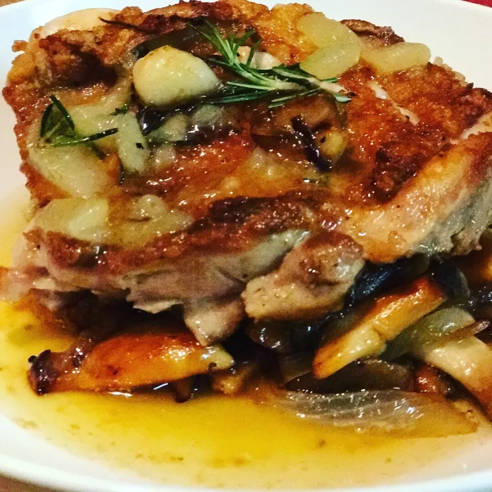 @homebored Cooking again tonight Recipe lemon, Rosemary,Eringi Mushrooms, Fresh Garlic, Chicken, unsalted  #chefemanuel  Chicken Butter Rosemary Dish|Emanuel Hayashiさん