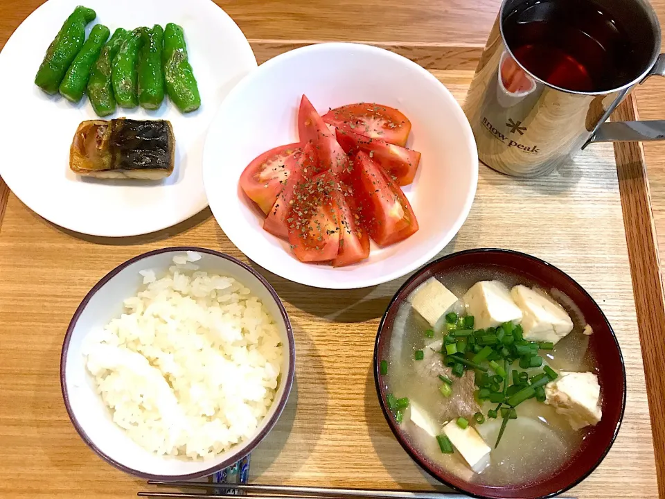 今日の朝飯！  #焼きサバ #実家からもらったシシトウの塩焼き #秋田県産トマト #豚汁|茂木 和哉さん