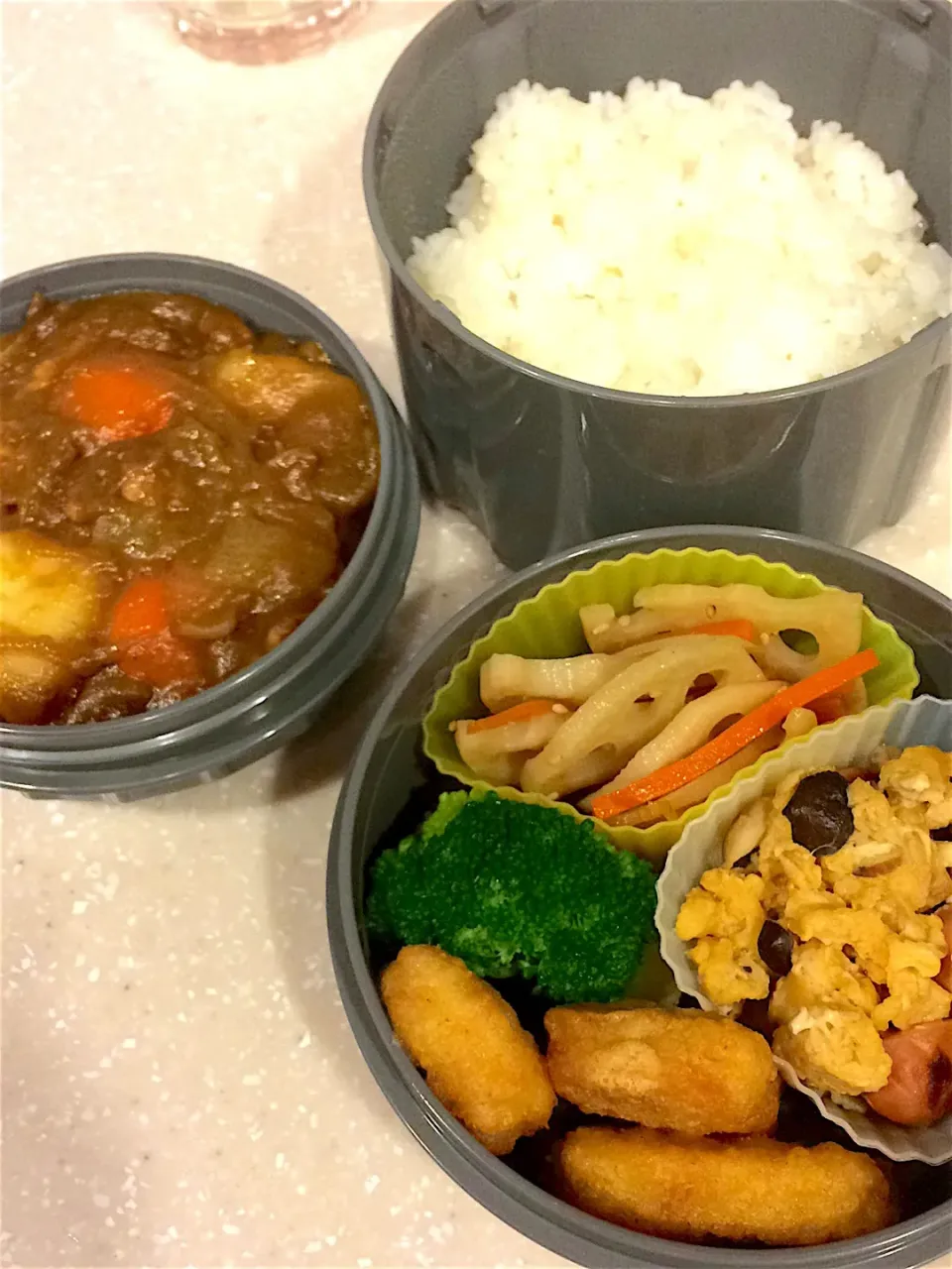 旦那弁当🍱
ご飯
カレー
チキンナゲット(冷食)
蓮根のきんぴら
卵としめじとウインナーの炒め
さつまいも
ブロッコリー|すがかえさん