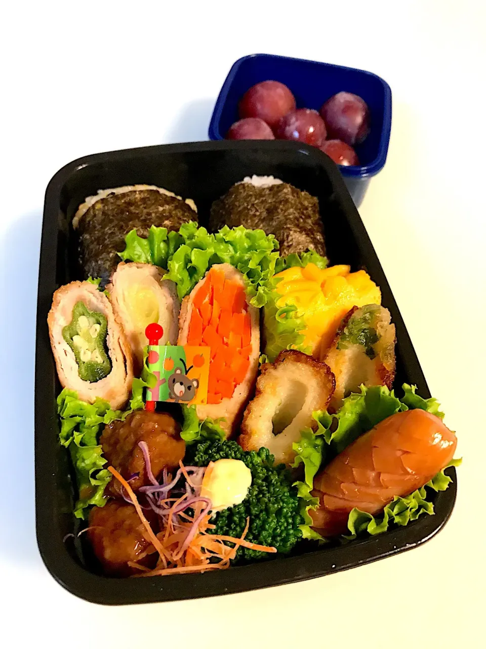 息子弁当♪ 今日は秋の遠足！  #玉子焼き #ウィンナー #ちくわの磯辺揚げ  #野菜の肉巻き  #おにぎり|Snow10さん